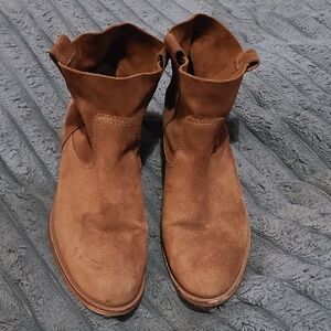 GB Gianni Bini Cognac Brown Suede Leather Ankle Boots, Size 6.5